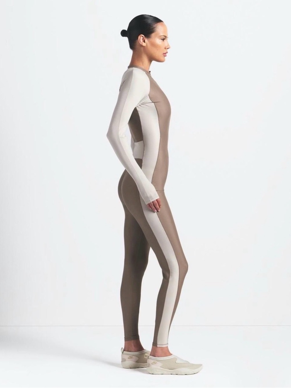 SKIMS Two-Tone Zip-Front Performance Catsuit — Taupe & Off-White - Picture 2 of 3